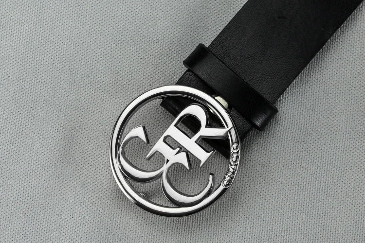 zblizenie-na-okragla-srebrna-klamre-z-monogramem-przy-czarnym-pasku-gracio